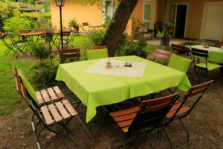 Sitzgruppe im Gastgarten