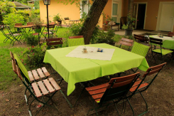 Schattige Sitzgruppe im Gastgarten