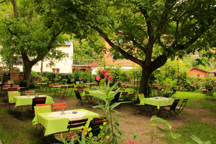 Schattiger Gastgarten